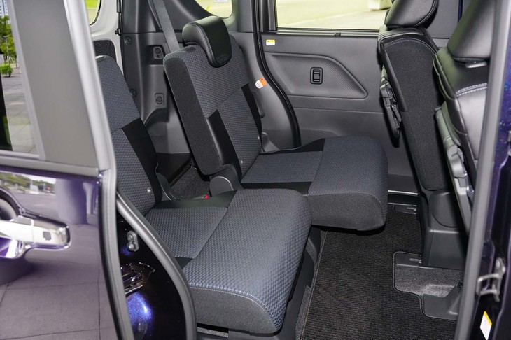 後席は50：50分割で座面のスライド調整と背もたれのリクライニングができる。