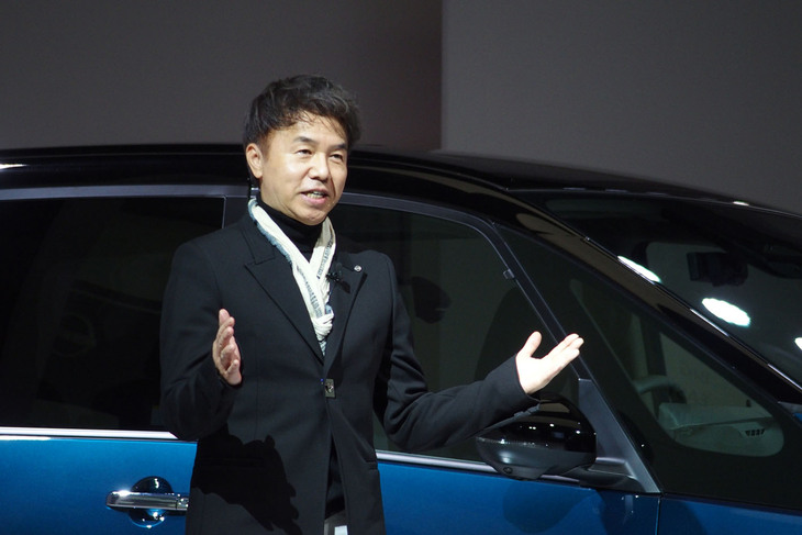 新型「セレナ」を紹介する日産の入江慎一郎プログラムデザインダイレクター。