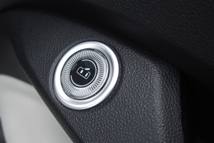 フィアット500eオープン（ドアオープナースイッチ）