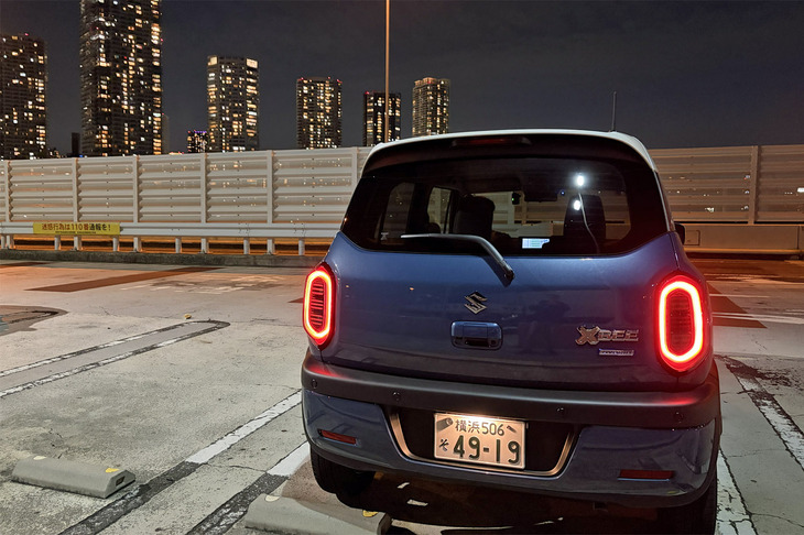 「クロスビー」のボディーサイズは全長×全幅×全高＝3760×1670×1705mm、ホイールベースは2435mm。街なかで気楽に乗れるコンパクトなサイズ感がいい。