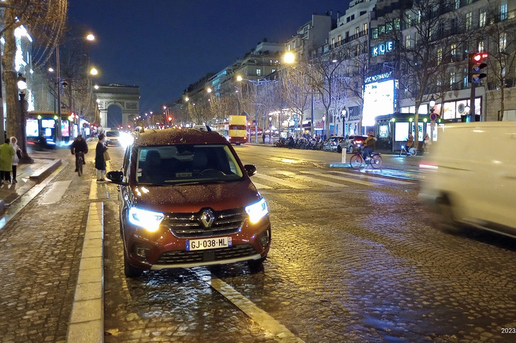 パリのシャンゼリゼ通り。写真は2023年3月のものだが、現在でも状況はほぼ同じ。縁石で区切られた立派な自転車専用レーンは、イダルゴ市長の肝いりで2019年に完成した。