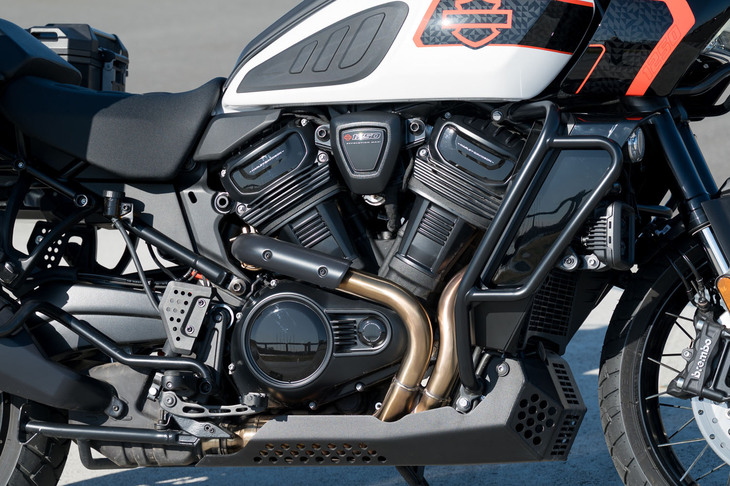 ブラックペイントが施された、排気量1252ccの水冷V型2気筒エンジン「Revolution Max 1250」。「リミテッド」ではトランスミッションにクイックシフターが標準装備となる。