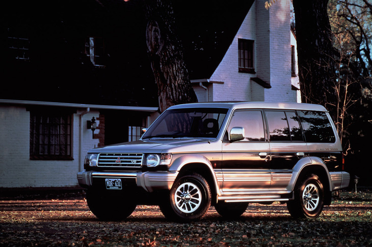 1991年に登場した2代目「パジェロ」。スーパーセレクト4WDやマルチモードABSなどを採用し、悪路走行性能が大きく向上した。ショートホイールベース車に「Jトップ」と「メタルトップ」の2種類、ロングホイールベース車に「ミッドルーフ」「キックアップルーフ」の2種類が設定された。