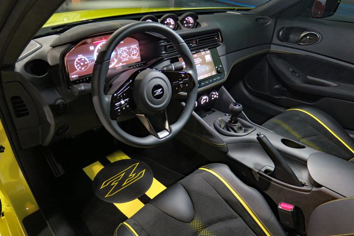 インテリアでは、各所に歴代「フェアレディZ」へのオマージュを取り入れつつ、デジタルメーターなどで新しさも表現。