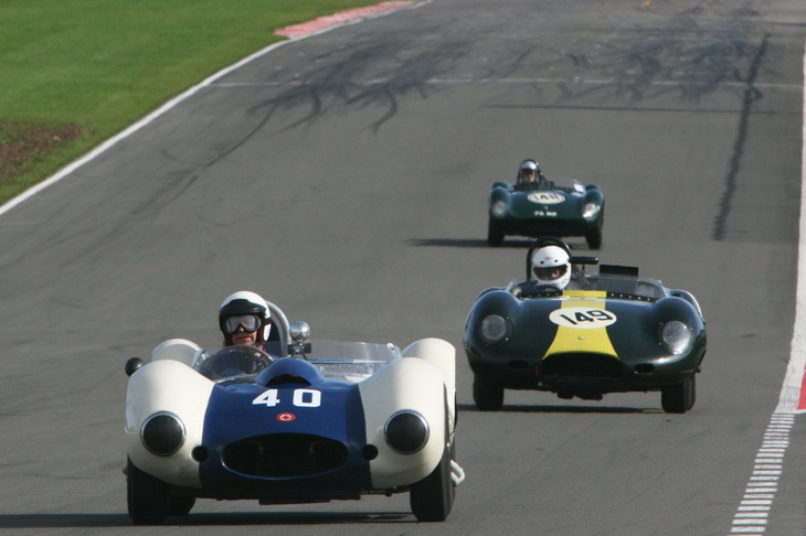 ロードカーだけでなく、歴史的なレーシングマシンに走行の舞台を提供。英国の自動車文化において「VSCC」の果たす役割は大きいといえる。