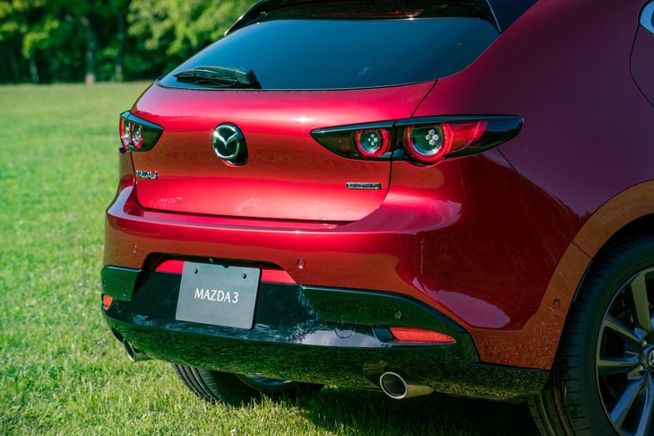 リアコンビランプは奥行きを持たせた構造となっており、フロント側に向けてグラデーション状に発光する。