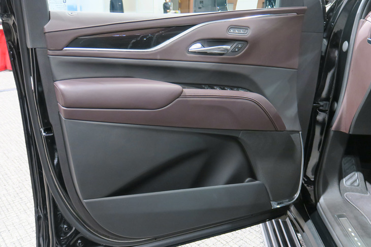 キャデラック・エスカレード スポーツ（フロントドアインナーパネル）