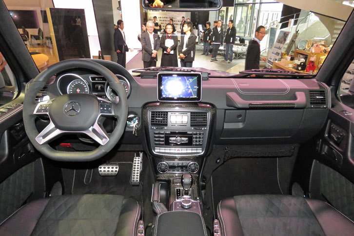 「G550 4×4²」のインストゥルメントパネルまわり。インフォテインメントシステムの「COMANDシステム」は日本語に対応している。