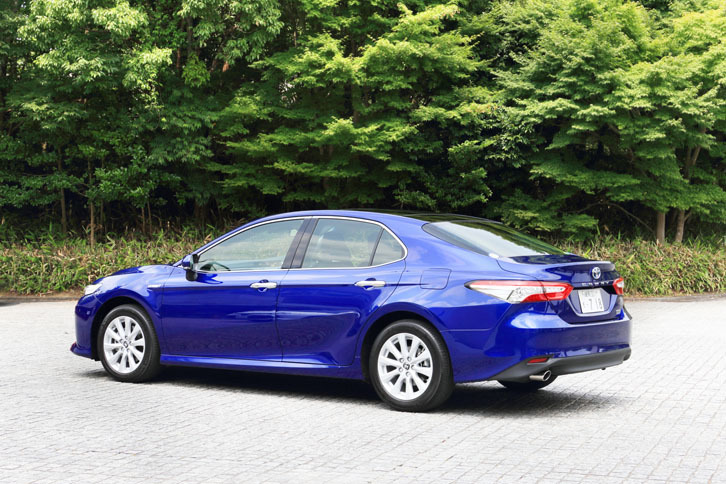 ミリ波レーダーと単眼カメラを併用する先進安全機能「Toyota Safety Sense P」は標準装備。運転席と助手席のSRSエアバッグやSRSカーテンエアバッグを含む7つのエアバッグも、全車に備わっている。