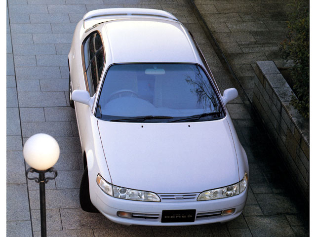 1992年登場の「カローラ セレス」。背の低い4ドアハードトップはいかにもスタイリッシュだが、そのしわ寄せで居住性はイマイチだった。姉妹モデルとして「スプリンター マリノ」がある。