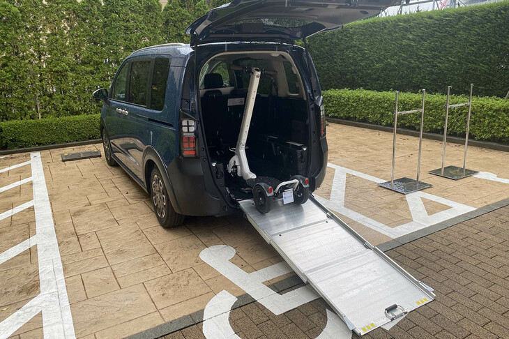 車いすの積載に対応する「スロープ」は、最新型では「クロスター」にのみ設定される。クロスター スロープにはスーパーフレックススロープと電動ウインチ、リアクーラーなどが標準で装備され、消費税が非課税となる。