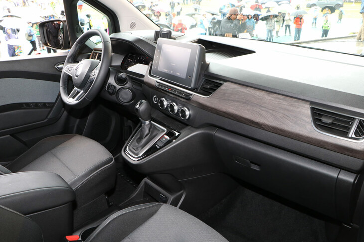 「IAAモビリティー」の展示車そのものを持ってきたので、ハンドル位置は左。インストゥルメントパネルにはブラウンの木目調パネルが貼られていたが、もちろん、現時点で日本仕様がどうなるかは未定だ。