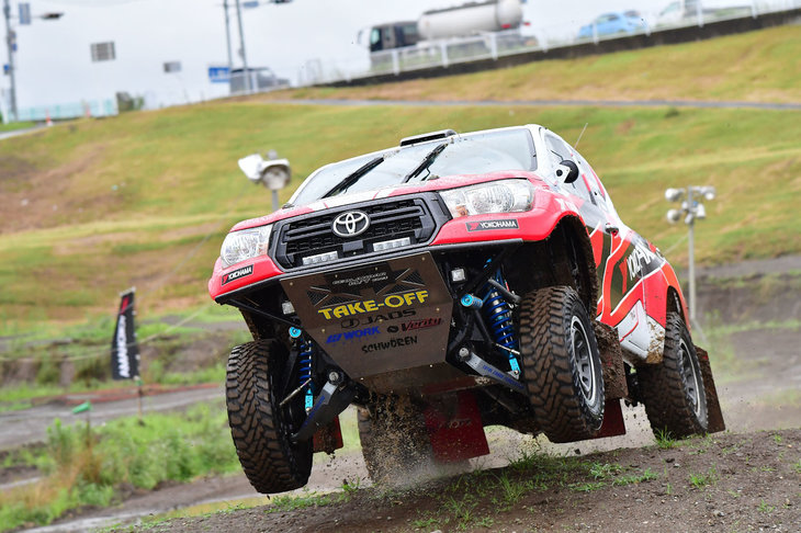 試乗会では、横浜ゴムがサポートする塙 郁夫選手、新堀忠光選手によるアジアクロスカントリーラリー2018への参戦発表会も行われた。写真はデモランで豪快なジャンプを披露する競技車両。