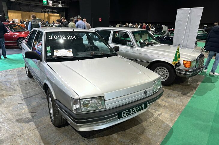 以下3点は、恒例「2万5千ユーロ（約400万円）以下の自動車即売コーナー」から。今回は低走行距離をアピールする個体が目立った。「ルノー21TXE」は走行3600kmで1万2900ユーロ（約205万円）。