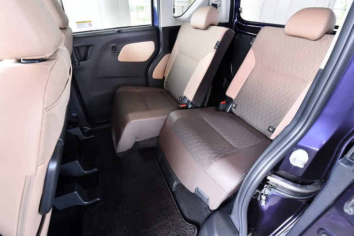 定員2人の後席は50：50の分割式で、前後に320mmもスライド可能。