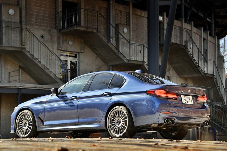 アルピナ独自のボディーカラーとして、写真の「アルピナ・ブルー」（写真）のほか「アルピナ・グリーン」も用意される。ほかに、BMWが設定しているカスタマイズ用のカラーも選択可能。