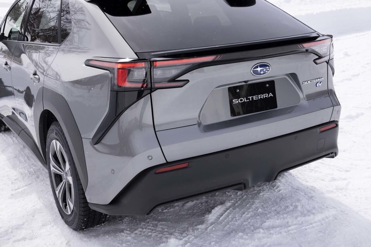 リアコンビランプもC字型のグラフィック。「インプレッサ」などのグラフィックに似ているといえば似ている。