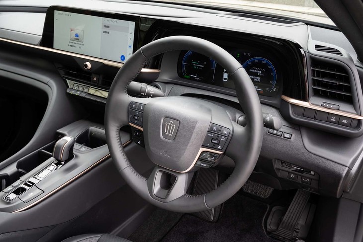 ステアリングホイールはオーソドックスな円形。ヒーターはリムの全周にわたって内蔵されている。