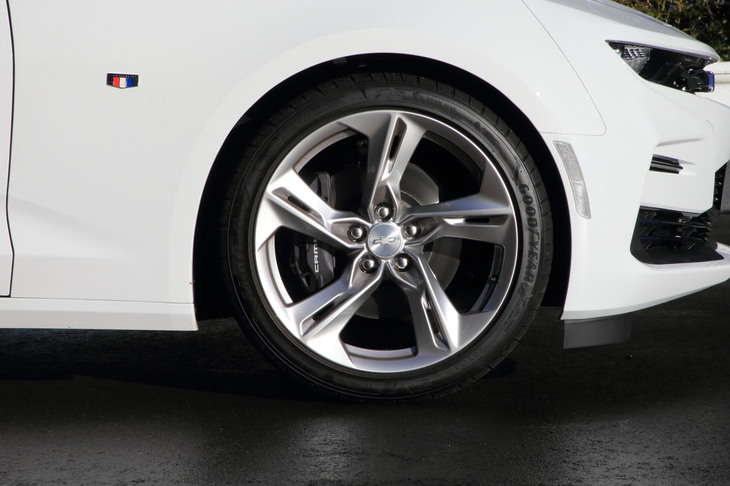 稲妻をほうふつさせる、スタイリッシュなスポーク形状が目を引く20インチホイール。タイヤサイズは前が245/40ZR20、後ろが275/35ZR20だ。