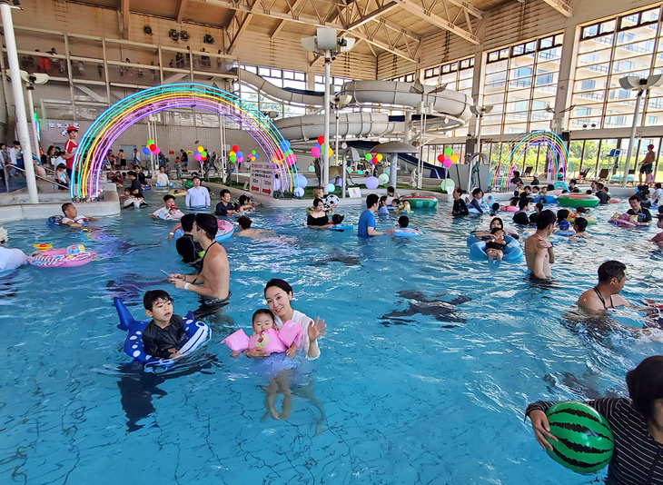 こちらは屋内の「アクアパーク」。わが子は身長制限によりウオータースライダーで遊べなかったが、流れるプールに大満足。いったい何周したんだか……。