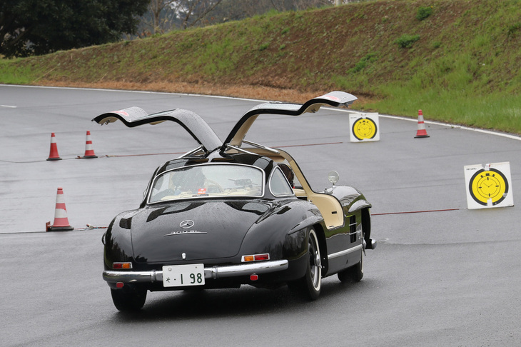 コドライバーが線を見ようにもサイドウィンドウが開かない1956年「メルセデス・ベンツ300SL」は、ガルウイングドアを羽ばたかせて競技に挑んだ。