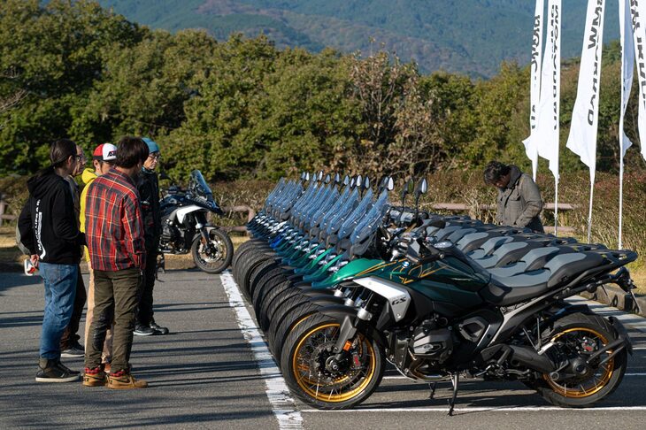 試乗会場にズラリと並べられた「R1300GS」。ベースグレードに加え、悪路走破性を高めた「GSスポーツ」や、ロングツーリングに好適な装備を追加した「ツーリング」などの仕様が用意される。