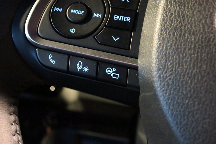 駐車支援システム「スマートパノラマパーキングアシスト」の操作スイッチ。