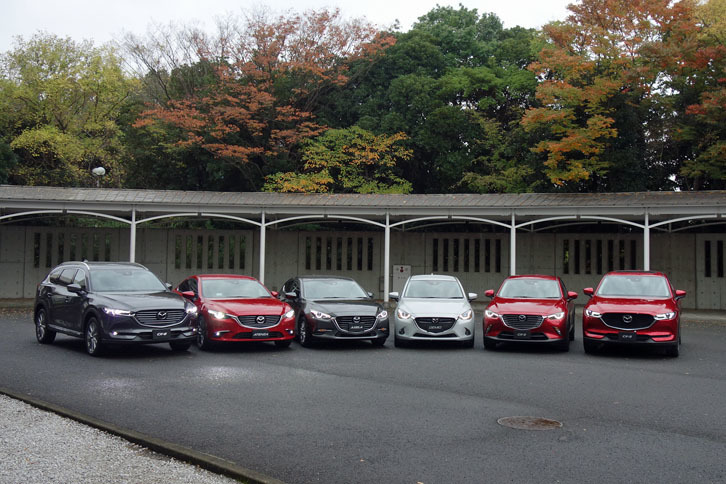 写真左から、「CX-8」「アテンザ」「アクセラ」「デミオ」「CX-3」「CX-5」。マツダでは「安価なクルマと高価なクルマで安全に差があってはならない」という考えのもと、新世代商品群にはすべて同水準の先進安全装備を用意している。