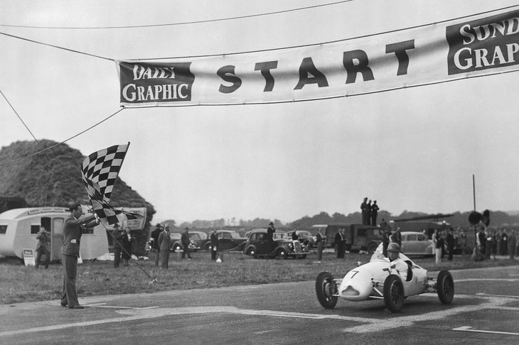 グッドウッドにおける2つの自動車イベントは、グッドウッド・サーキットとそこでのかつての盛り上がりをよみがえらせるべく、マーチ卿が催したものだった。写真は1948年のグッドウッド・サーキットの様子。レースカーのステアリングを握るのは、後に英国の英雄となるスターリング・モスだ。（写真：British Automobile Racing Club Archive）