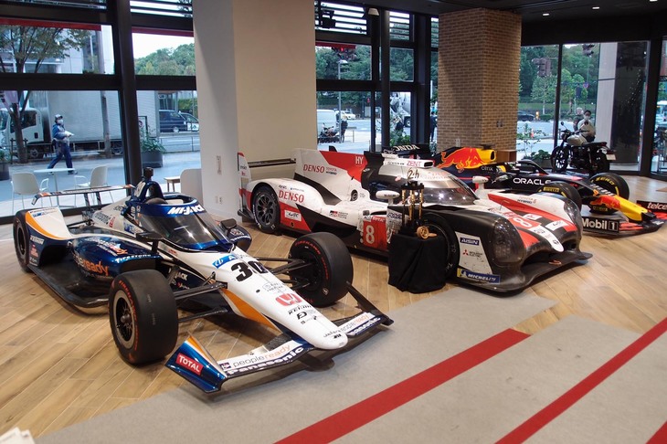 
	今回の発表会は、東京・青山にあるHondaウエルカムプラザ青山で開催された。ホンダとトヨタのレーシングカーが並ぶ光景を目にした登壇者のひとり、小林可夢偉選手は「まさにこのプロジェクトの一体感を象徴する光景」と笑顔をみせた。