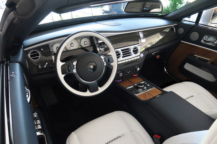 ベイサイド ドーン エアロカウリングのインテリアは、エクステリアに合わせて「アークティック・ホワイト」と「ネイビー・ブルー」の2色でコーディネートされている。