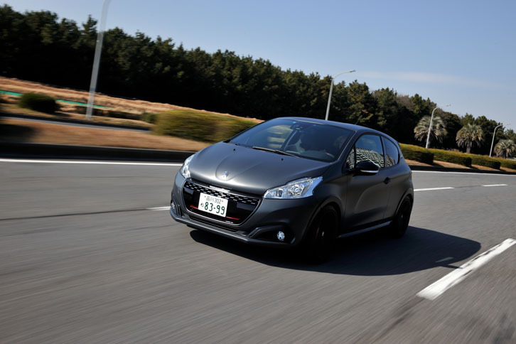 ボディーカラーは有償色を含め全6色。テスト車にはサテンとマットの両方の特性を併せ持つテクスチャー塗装の「アイス・シルバー」が用いられていた。