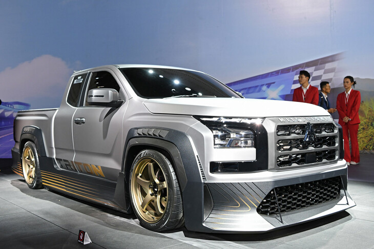 展示車のなかには、こんな変わり種も。ローダウンしてスポーツタイヤを装着したピックアップトラックがどんな走りを見せるのか、気になる……。