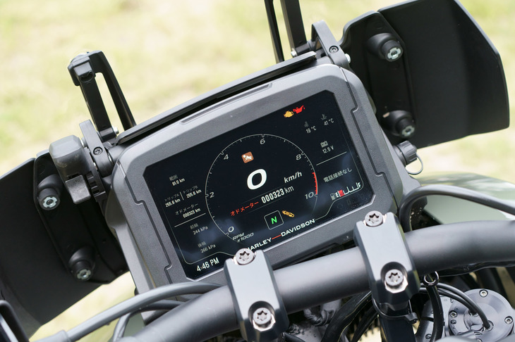 操作インターフェイスには6.8インチのタッチスクリーンを採用。車速などといった走行情報の表示機能、ライディングモードの調整機能などに加え、「スペシャル」にはタイヤ空気圧モニターの表示機能も備わっている。
