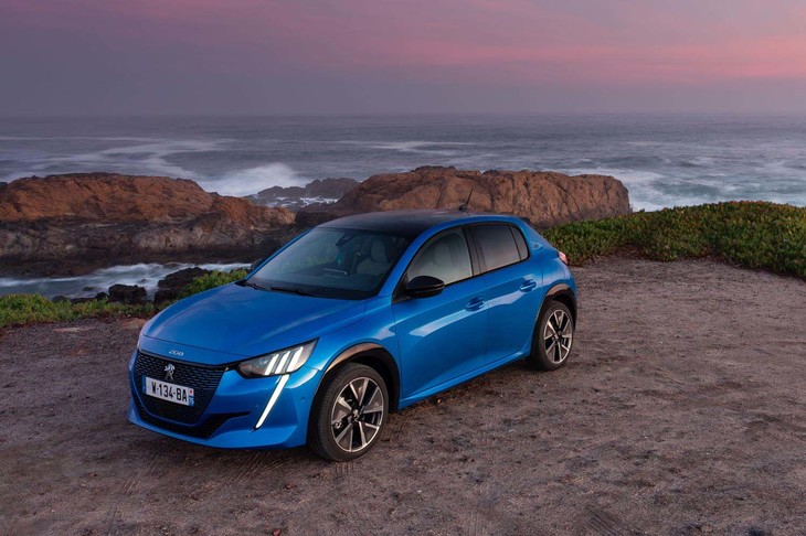 ヘッドランプのグラフィックが印象的な新型「プジョー208」。電気自動車の「e-208」も導入された。
