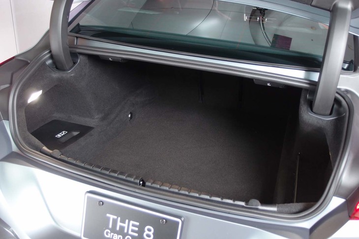 4ドアクーペでありながら独立したトランクルームを持つのが特徴。これによりキャビンの静粛性とボディーの剛性が高められた。