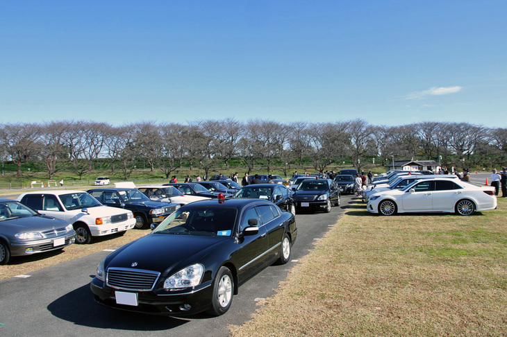 フォーマルセダンが集まった会場風景。