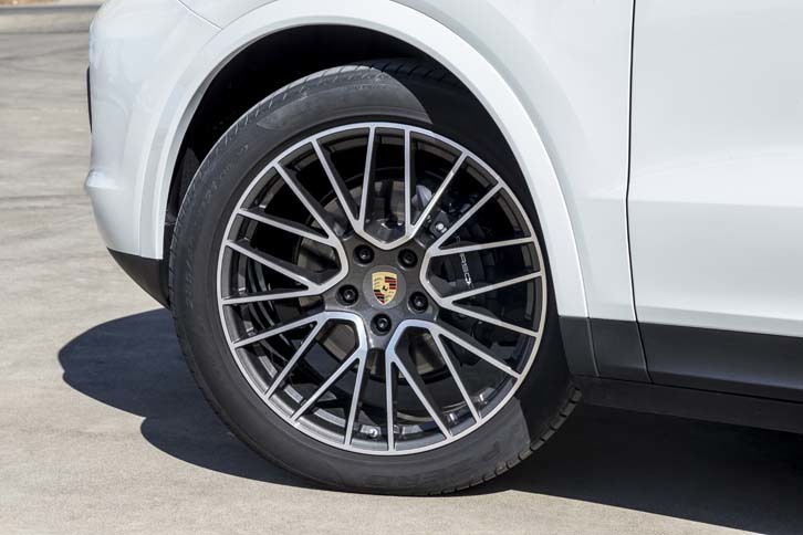 新型では、ドライビングダイナミクスの向上を狙い、前後異サイズのタイヤを採用する。テスト車の「カイエン」は、フロント285/40ZR21、リア315/35ZR21（オプション。標準は前後とも19インチ）の「ピレリPゼロ」が装着されていた。
