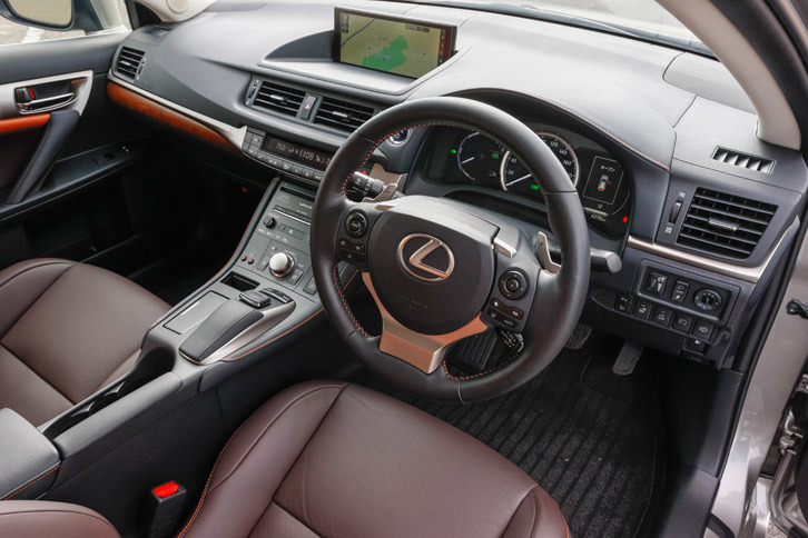 「CT200h“バージョンL”」のインテリア。インパネ中央部には、10.3インチに拡大させたディスプレイを設置し、視認性の向上を図っている。