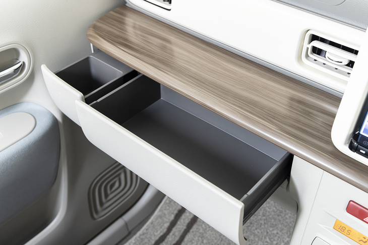 インパネオーナメントはニトリのこたつ天板のような木目調デザインに変わった。滑るのでスマートフォンなどを置くのはやめたほうがいい。その下には大きな引き出しが備わっている。