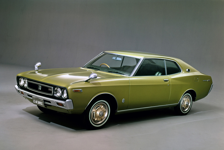 2代目「日産ローレル（C130）」。デビューは1972年だが、六代目 市川染五郎がイメージキャラクターとなったのは翌1973年のマイナーチェンジ以降だったと思う。