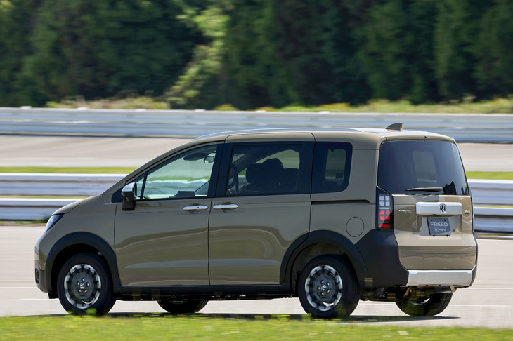 クローズドコースにおける新色「デザートベージュ・パール」のボディーカラーをまとった「フリード クロスター」の走行シーン。これを含め、同モデルには全8色の外板色が設定されている。