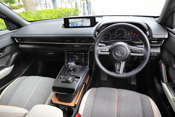 インストゥルメントパネルまわりは横基調のすっきりとした造形。内装色は3種類から選択可能で、試乗車はグレーとホワイトのツートンで仕立てられていた。