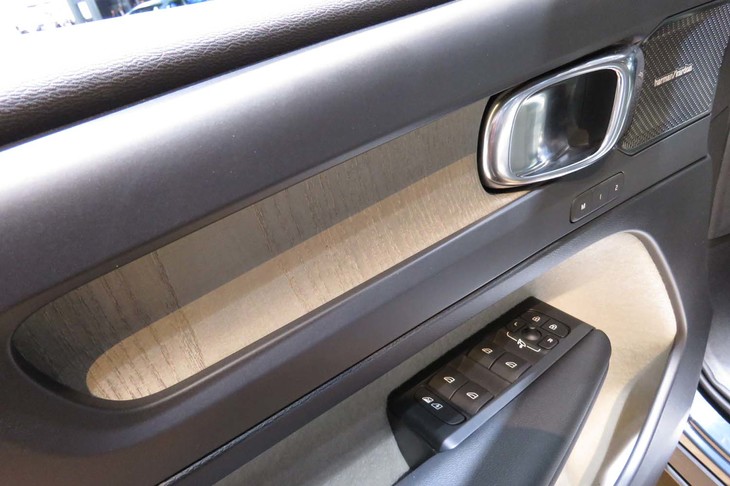 ボルボXC40 T5 AWDインスクリプション（ドアのインナーパネル）