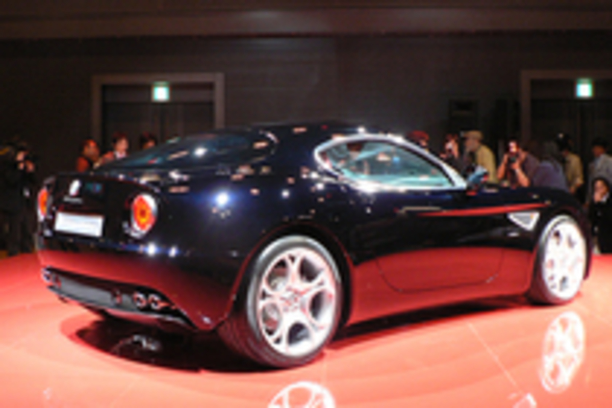 アルファ8Cコンペティツィオーネ」日本初お披露目、2200万円超