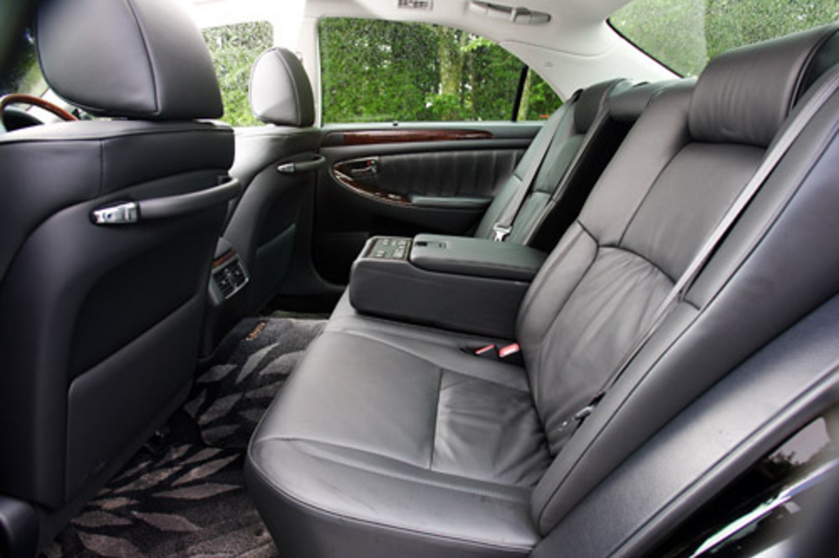 トヨタ・クラウンマジェスタ Cタイプ“Fパッケージ” (FR/6AT)【ブリーフ