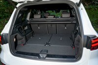 3列目シートをたたんだ状態なら、トノカバーの装着も可能だ。