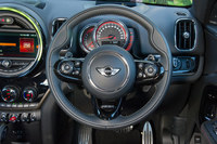 「ジョンクーパーワークス」では、ステアリングホイールから手を離さずに変速ができるようシフトパドルが標準装備される。写真は今回の試乗に装備されていた、カスタマイズプログラム「MINI Yours」のレザーステアリングホイール。