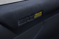 運転席と助手席のドアトリムに「BRZ YELLOW EDITION」の専用ロゴ刺しゅうが入る。