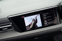 助手席側のディスプレイに「YouTube」を映してみる。車両が動くと運転席側からは見えないようにフィルターがかかるが、助手席の住人には問題なく見える。ルーフトップ・コンサートのジョンのシャウトもばっちりだ。